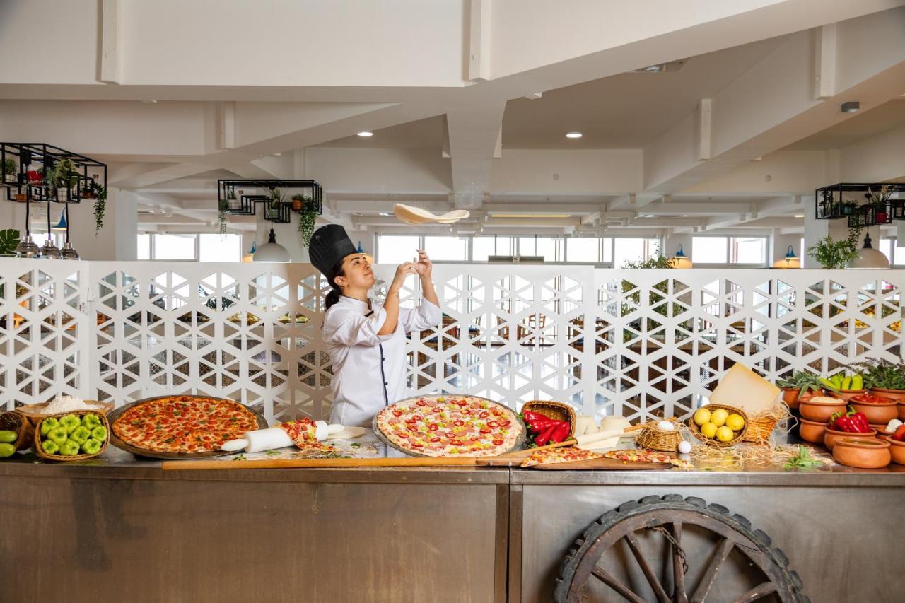 מלון קמר Aqi Hydros Club מראה חיצוני תמונה Chef preparing pizza at the buffet
