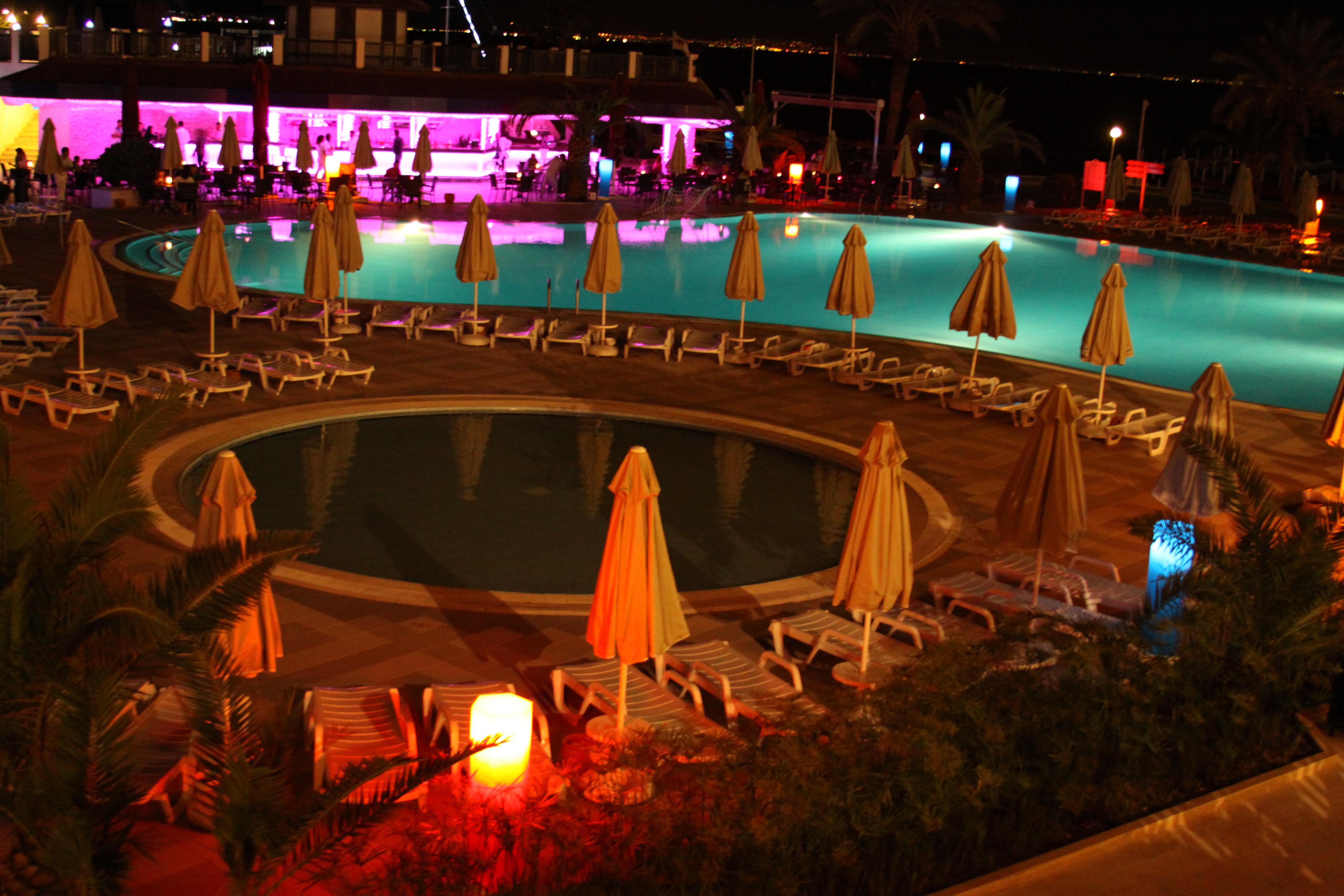 מלון קמר Aqi Hydros Club מראה חיצוני תמונה The pool at night