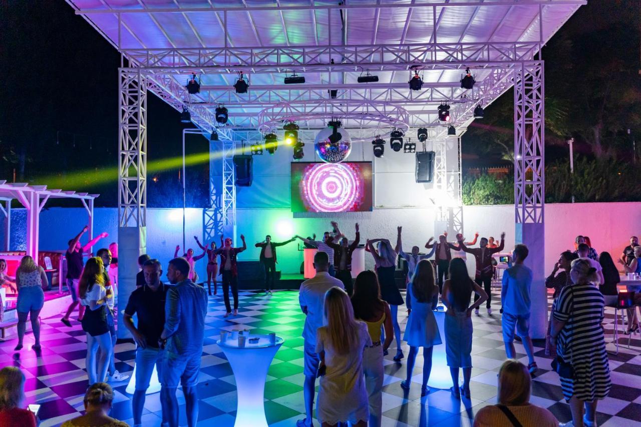 מלון קמר Aqi Hydros Club מראה חיצוני תמונה Dancefloor at a nightclub in Ibiza