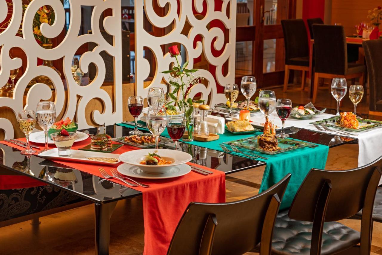 מלון קמר Aqi Hydros Club מראה חיצוני תמונה A table set for dinner